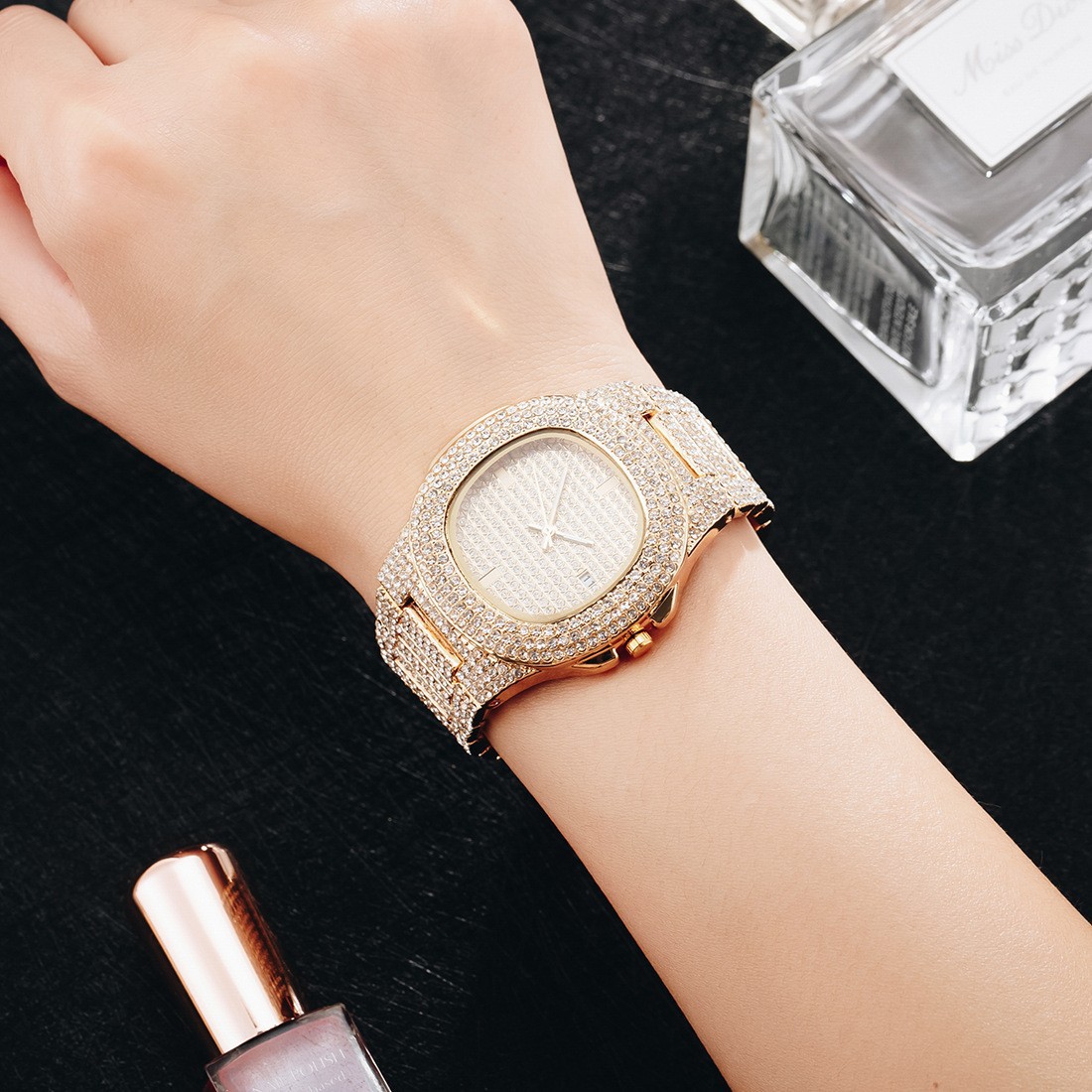 ساعة رجالية عصرية جديدة مرصعة  - مراجعة Luxury Watch Trading وسعره