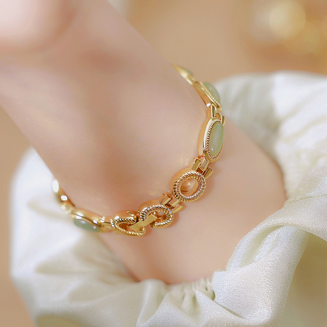 ساعة نسائية أصلية من ماركة BS، - مراجعة Luxury Watch Trading وسعره